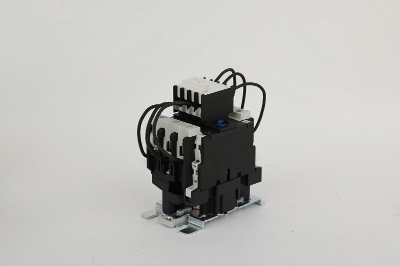 Jak stycznik AC CJ19 napędza układ elektryczny?