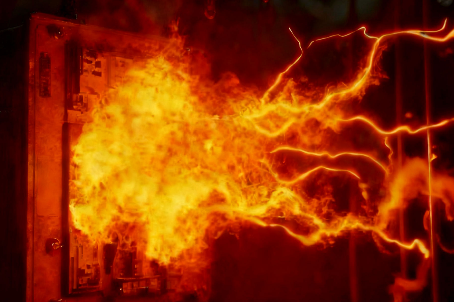 Jakie ryzyko wystąpienia łuku elektrycznego wiąże się z przełączaniem baterii kondensatorów i jak można je złagodzić?