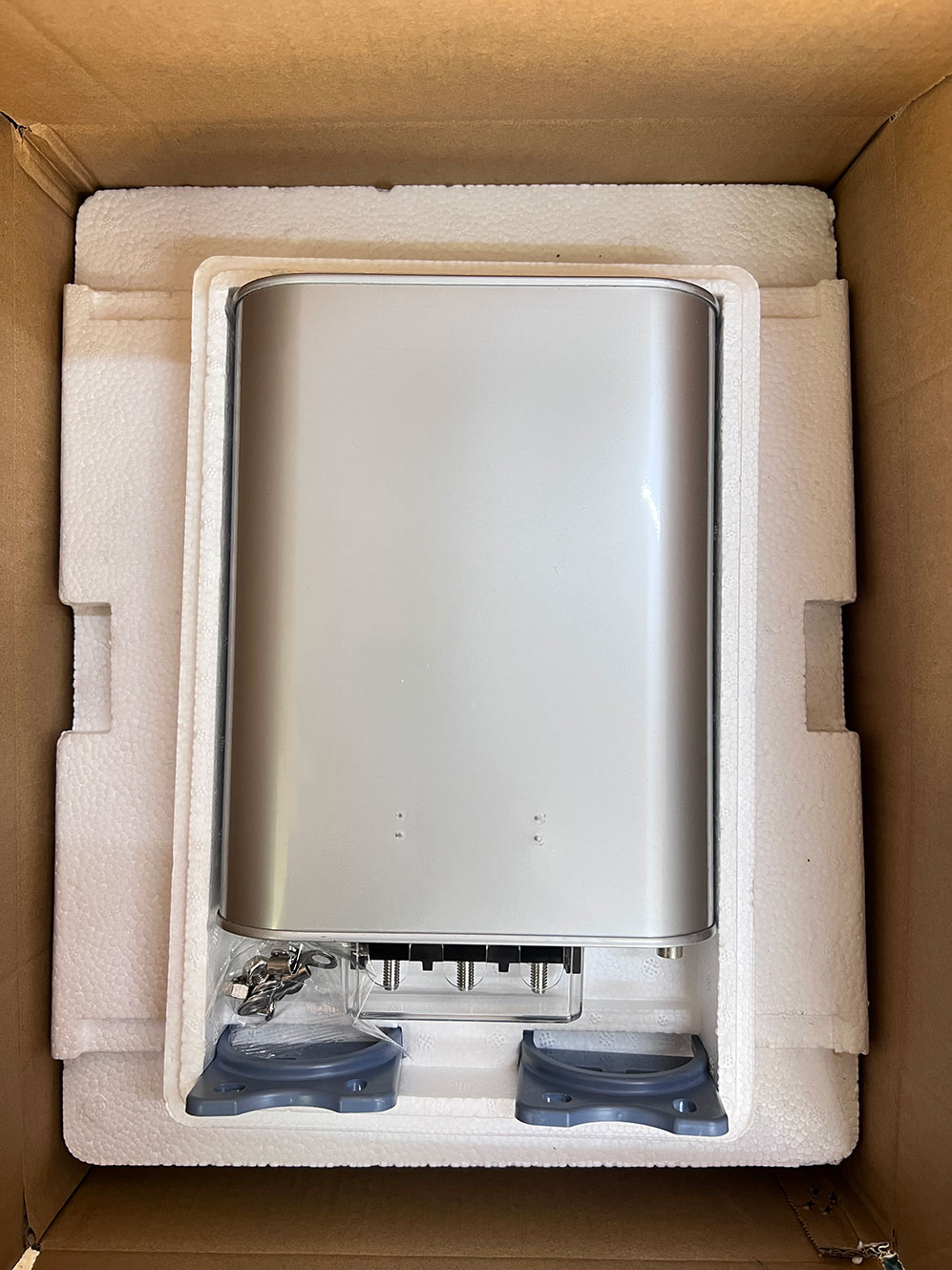 Jakie są niezbędne kontrole podczas uruchamiania nowych kondensatorów na miejscu?